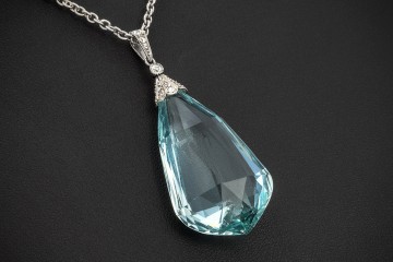 Vintage Anhänger 60 Ct. Natürlicher Aquamarin mit Diamanten in Weißgold