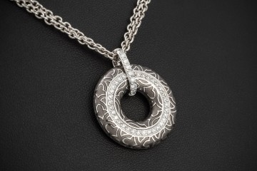 Kreisrunder Leo Wittwer Anhänger Emaille Grau Diamanten in Weißgold 750