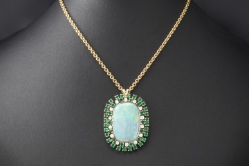 Großer ovaler Anhänger mit Opal Smaragd und Diamanten in 750er Gelbgold