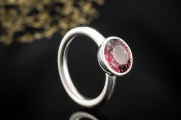 Solitär Ring mit großem Rhodolith im Rundschliff Massiv in Weißgold 750