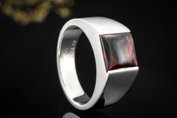 Cartier Tank Ring mit Granat Rhodolith Großes Modell in 750er Weißgold