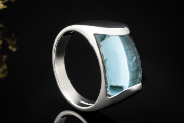 BVLGARI Ring mit blauem Topas Bulgari Tronchetto massiv in Weißgold 750