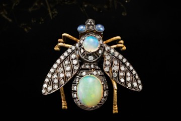 Fliege Brosche Nadel Vintage Tiermotiv Opal Diamanten in Silber Gelbgold