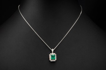 Antikes Collier Kette Anhänger mit Smaragd und Diamanten in Weißgold 750