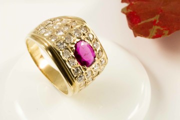 Rubin Ring Handarbeit mit Diamanten in 750er Gelbgold