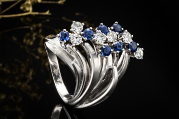 Verspielter Vintage Ring Saphire und Diamanten Blau Weiß in Weißgold 750