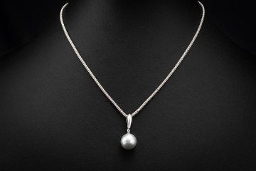 Südsee Perlencollier mit anschmiegsamer Seidenkordel in 750er Weißgold