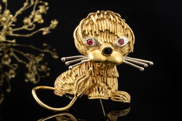 Vintage Brosche Löwe Goldschmiedearbeit Rubin und Saphir 750er Gelbgold