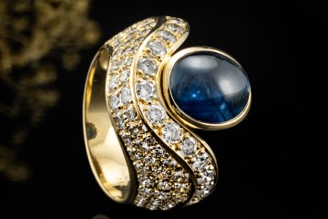 Imposanter Ring mit Cabochon Saphir formschön mit Diamanten Gelbgold 750