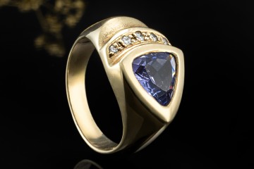 Ring mit Tansanit Dreieckig mit Diamanten in Gelbgold Goldschmiedearbeit