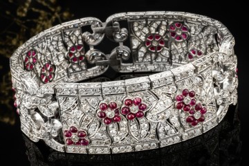 Antikes breites Armband mit Rubin Blumen und Diamanten in 950er Platin