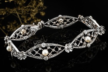 Antikes Armband Diamanten Perlen Blütenmotive detailverliebt in Platin