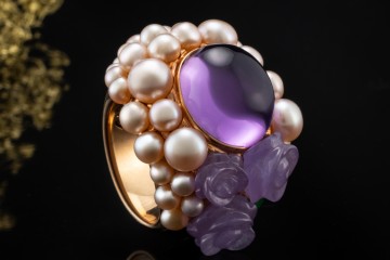 MIMÍ Cocktail Ring Blumen mit Amethyst Perlen und Jade in 750er Roségold