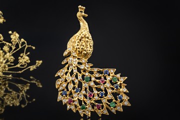 Pfauen Brosche Handarbeit mit Diamant Rubin Smaragd Saphir Gelbgold 750