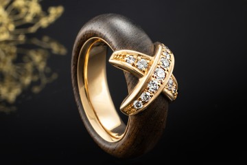 Leo Wittwer Ring Kreuz X Holzarbeit mit Diamanten in 750er Roségold
