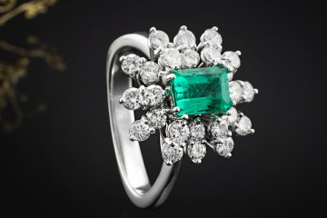 Klassischer Smaragd Cluster Ring mit Diamanten 750er Weißgold 18 Karat