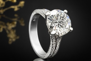 Solitär Ring 4 Carat natürlicher Diamant mit seitlichem Besatz in Platin