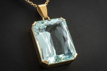 Eleganter Aquamarin Anhänger 55 Carat im Emerald Cut in 750er Gelbgold