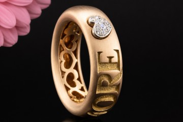 Wempe Ring BY KIM AMORE Schriftzug mit Diamanten in 750er Roségold matt