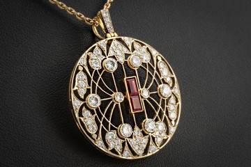 Großer runder Art déco Anhänger mit Diamanten und Rubin in Gelbgold 750