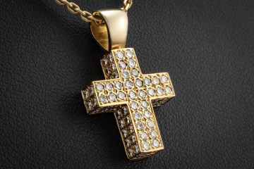 Kreuz Anhänger mit Diamanten im Pavé Vollbesatz gefertigt in Gelbgold