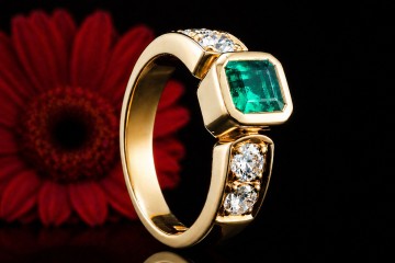 Klassischer Ring mit farbintensivem Smaragd und Diamanten in 750er Gold