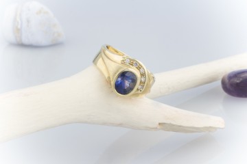Saphir Ring mit kleinen Brillanten in 585 Gold