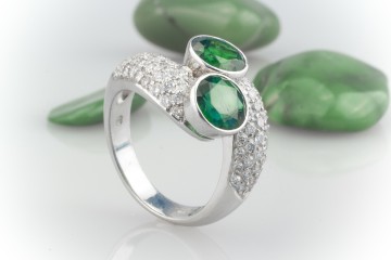 SMARAGDE in kolumbianischer Farbe mit TW Brillanten in 950er PLATIN Ring