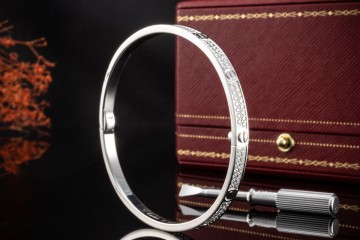 Cartier Love Armreif Kleines Modell mit Diamanten Pavé Weißgold Full Set