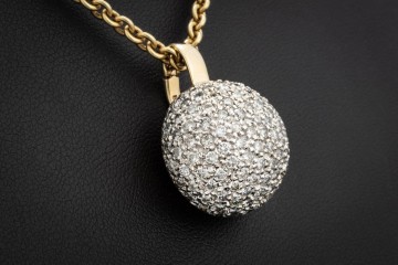 Runder Anhänger mit Diamanten feine Goldschmiedearbeit in 585er Gelbgold