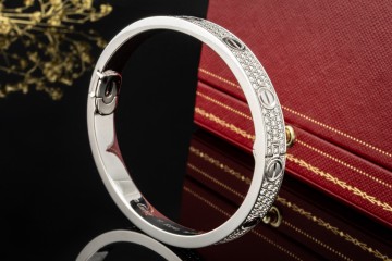 Cartier Love Armreif Klassisch Diamanten Ausgefasst in Weißgold Full Set