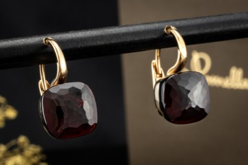 Pomellato Ohrringe Ohrstecker Nudo Classic mit Granat in 750er Gelbgold