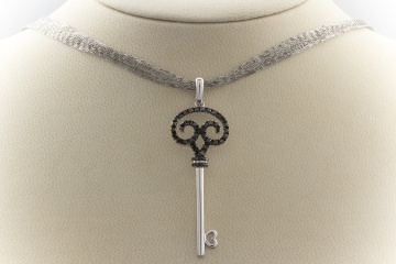 Anhänger SCHLÜSSEL zum HERZ Schwarze Diamanten in 750er Weißgold 