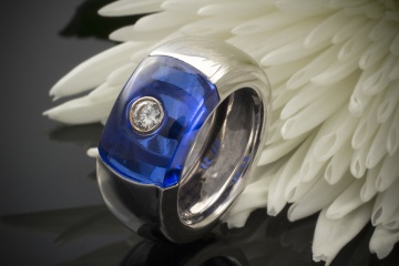 Cadeaux Designer Ring blau mit Solitär Diamant in 750er Weißgold