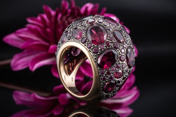 Großer Pomellato Ring Tabou mit Rhodolith Granat in 750er Roségold Gr 53