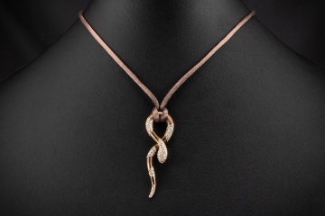 Leo Wittwer Collier Schlange Emaille Braun Diamanten Seidenkette Rotgold