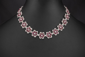 Blumen Collier Kette Rubine und Diamanten detailverliebt in Weißgold 750