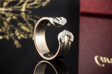 Cartier Ring C de Cartier Doppel C mit Diamanten in 750er Gold Tricolor