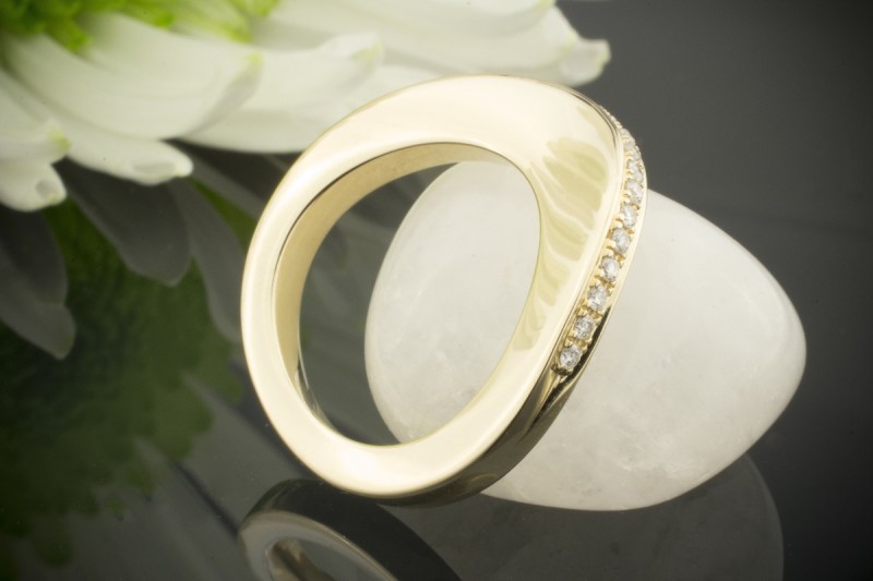 Hoher Ring mit schwungvollem Design in 585er Gelbgold mit Diamanten 