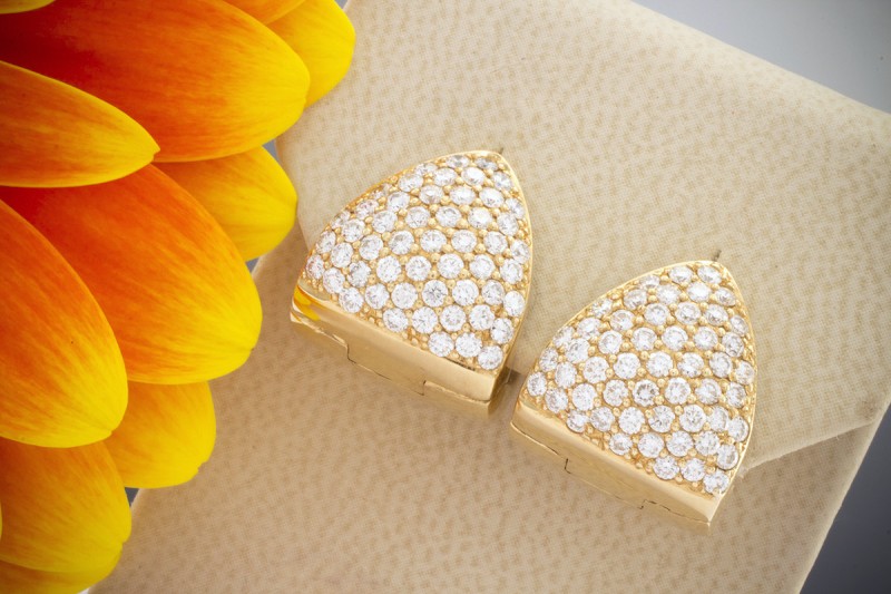 Erstklassige Ohrstecker dreieckig mit Top Wesselton Brillanten in Gelbgold 750 