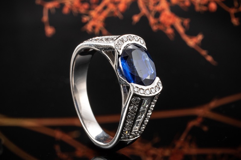High Jewellery Arbeit Ring intensiver Saphir mit Top Diamanten Weißgold 