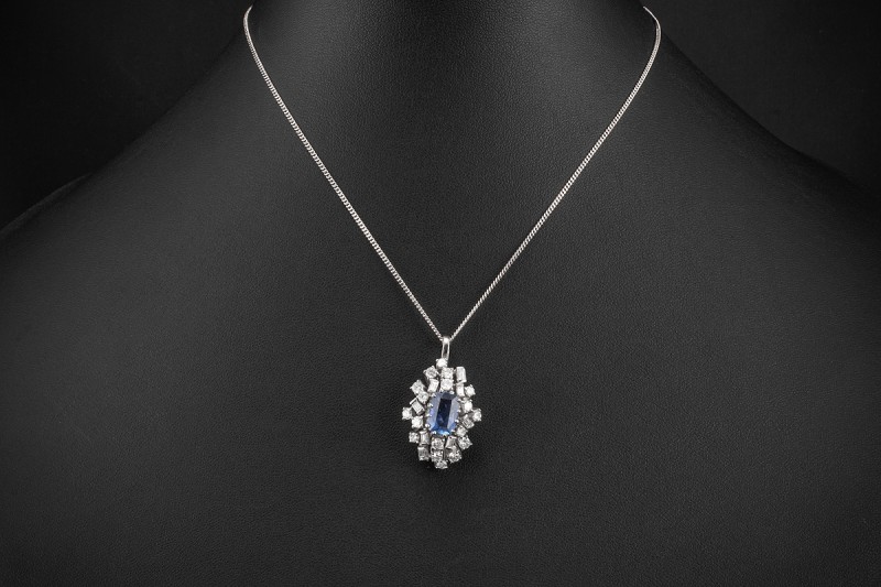 Saphir Anhänger mit Baguette Diamanten und Brillanten in 585er Weißgold 