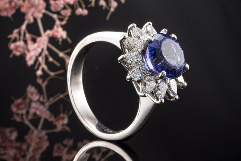Farbintensiver Tansanit Ring umgeben von Diamant Tropfen in Weißgold 750 