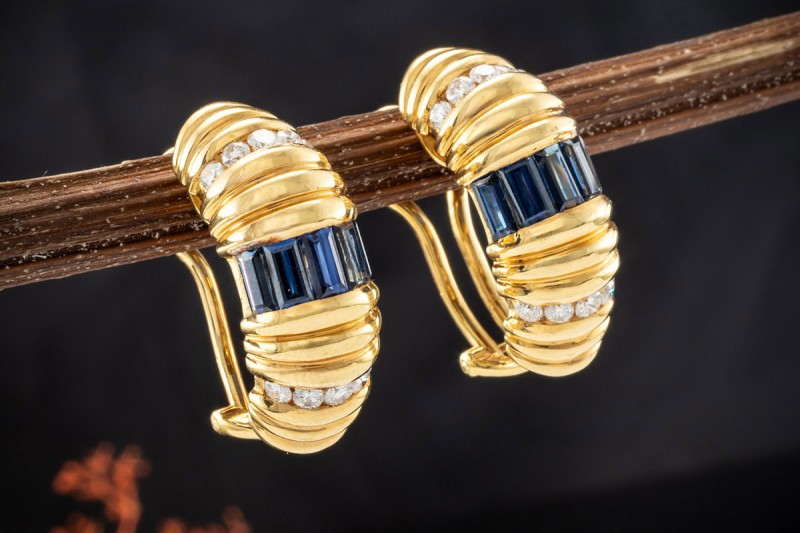 Halbcreolen Ohrringe mit Baguette Saphir und Diamanten in 750er Gelbgold 