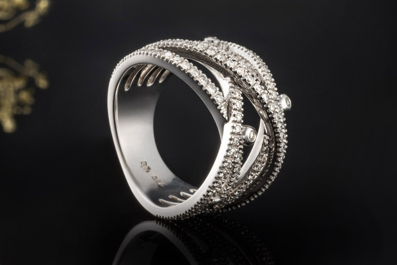 Al Coro Ring Großes Modell verspielt mit Diamanten in 750er Weißgold 