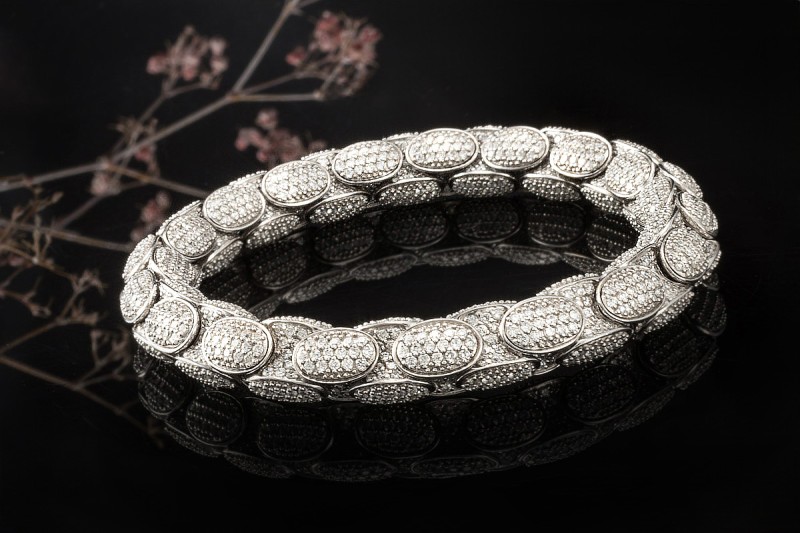 Flex Armband mit 13 Carat Diamanten und Spannmechanik in 750er Weißgold 