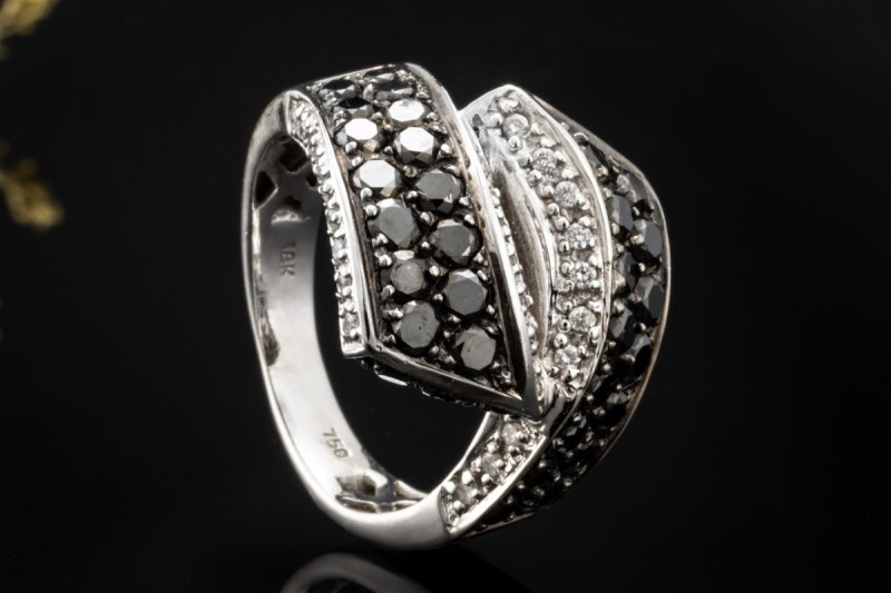 Black and White Ring Crossover mit Diamanten 750er Weißgold Handarbeit 