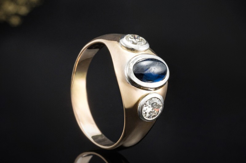 Klassischer Ring mit Saphir Cabochon und Diamanten Roségold mit Weißgold 