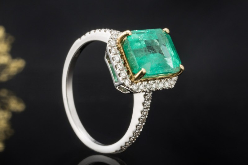 Ring Smaragd Emerald Cut gefasst in Gold mit Diamanten in 750er Weißgold 