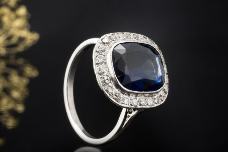 Antiker Saphir Ring mit Diamantkranz im Cushion Design in 750er Weißgold 